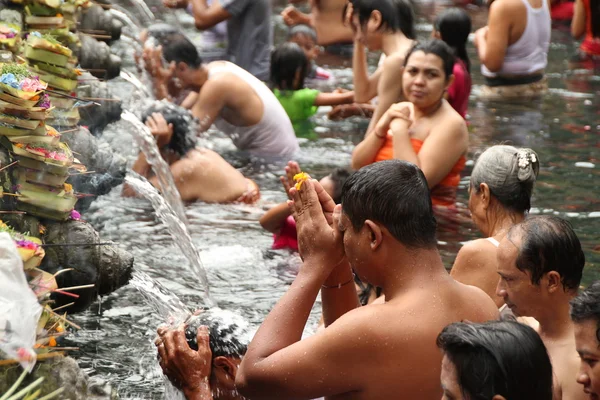 Cérémonie de baignade rituelle à Tampak Siring, Bali Indonésie — Photo