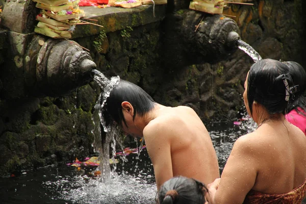 ルックスを siring、インドネシアのバリ島での式典の入浴の儀式 — ストック写真