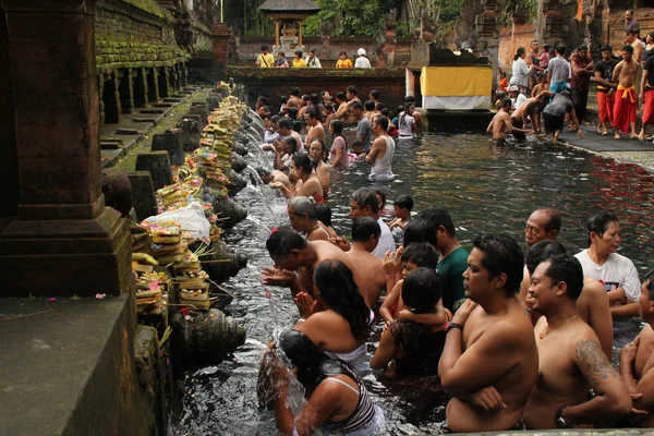 ルックスを siring、インドネシアのバリ島での式典の入浴の儀式 — ストック写真