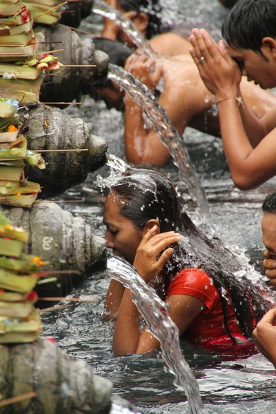 ルックスを siring、インドネシアのバリ島での式典の入浴の儀式 — ストック写真