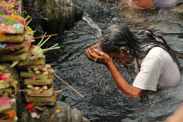 Ritual Bathing Ceremony at Tampak Siring, Bali Indonesia — Stock Photo, Image