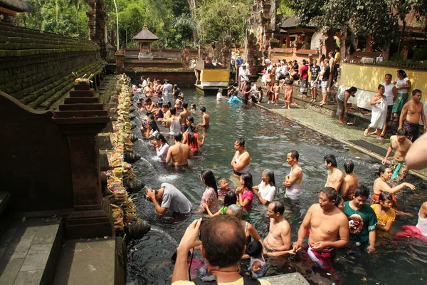 Cérémonie de baignade rituelle à Tampak Siring, Bali Indonésie — Photo