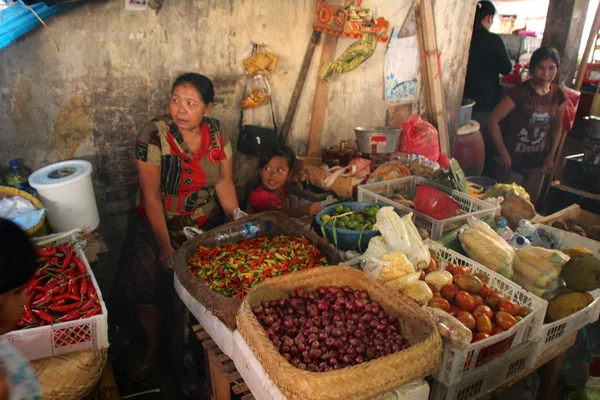 Traditionele voedsel kraampjes op het uitgestrekte klungkung markt — Stockfoto
