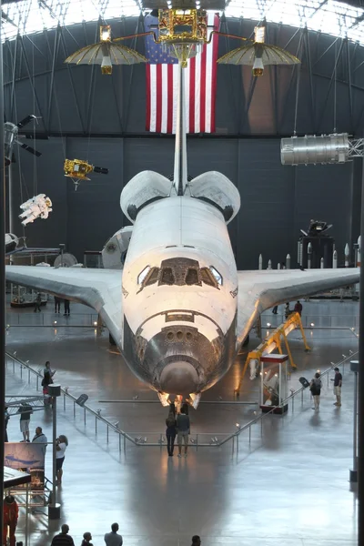 Nasa 's space shuttle discovery on display at the smithsonian national air and space museum steven f. udvar-hazy center. — Stockfoto