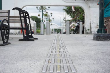Yogyakarta 'nın engelliler için güzel yol dekorasyonu.