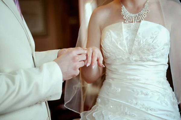 Pareja casada con un hermoso anillo de bodas —  Fotos de Stock