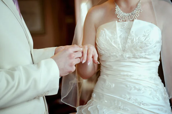 Casado par com uma bela aliança de casamento — Fotografia de Stock