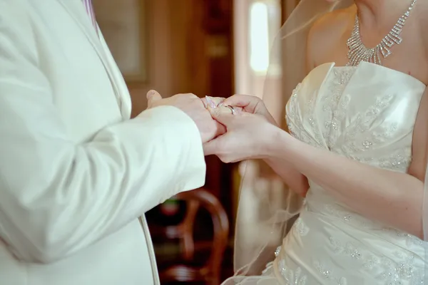 O noivo usa uma noiva anel — Fotografia de Stock