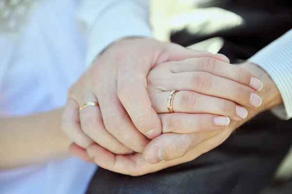 Mãos de par com um lindo anel de casamento — Fotografia de Stock
