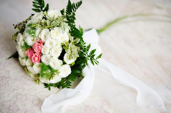 Buquê de casamento de rosas brancas e rosa — Fotografia de Stock