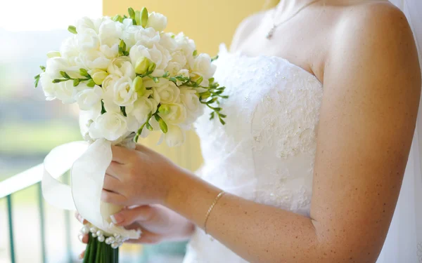 Wedding bouquet in the hands of bride — Stock Photo, Image