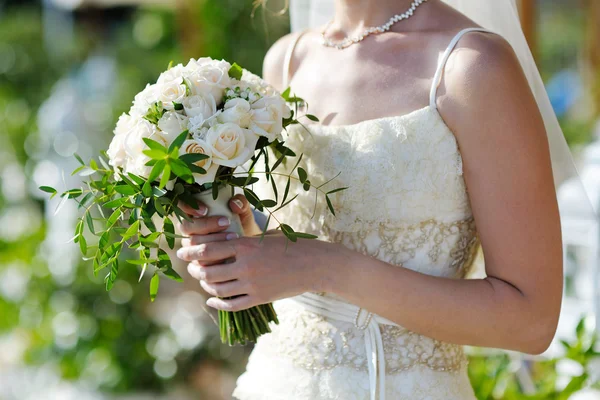 Bruiloft boeket in de handen van de bruid — Stockfoto
