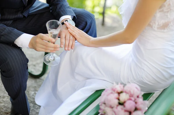 Noiva e noivo com anéis — Fotografia de Stock