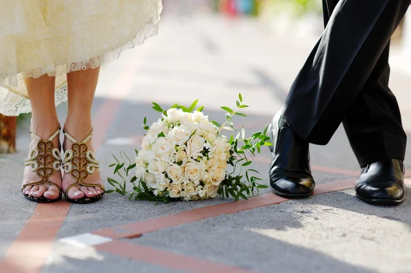 Bruid en bruidegom met boeket — Stockfoto
