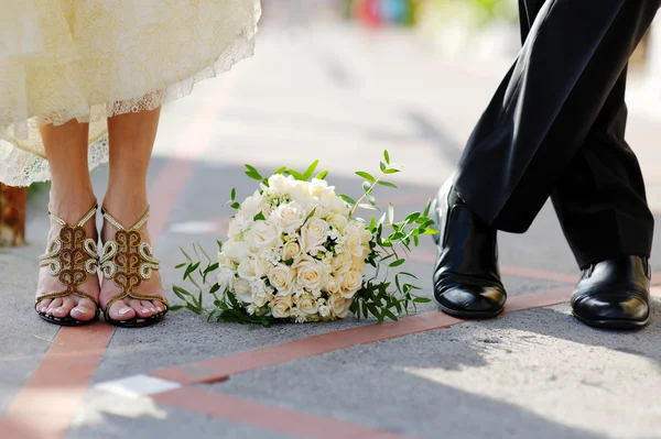 Novio y novia con ramo — Foto de Stock