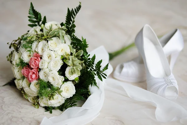 Hochzeitsstrauß aus weißen und rosa Rosen — Stockfoto
