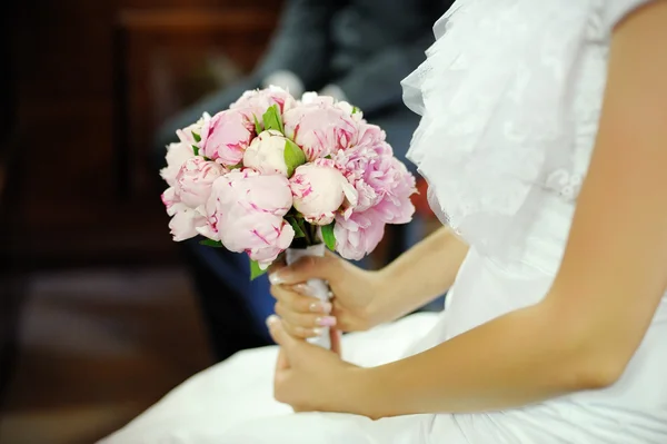 Bouquet da sposa di peonie rosa — Foto Stock