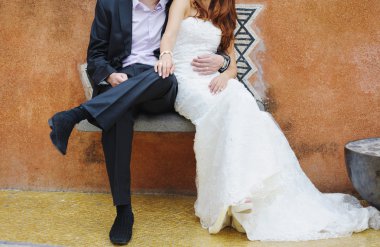 damat ve gelin bir bankta oturan