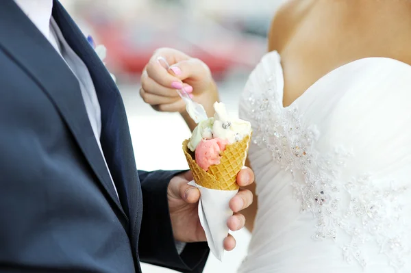 Sposa con un gelato — Foto Stock