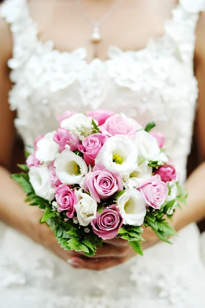 花嫁の手の結婚式の花束 — ストック写真