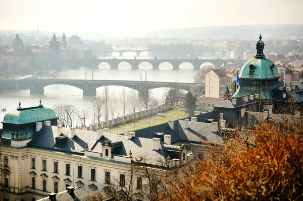 Panoramiczny widok z mostu Karola na Wełtawie, Praga — Zdjęcie stockowe