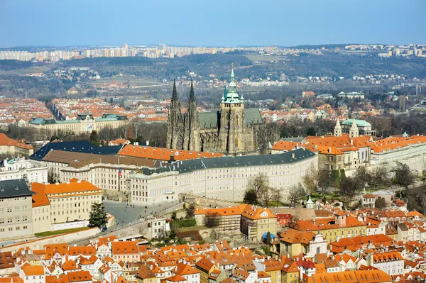 Prager Burg und Veitsdom von Petrin — Stockfoto