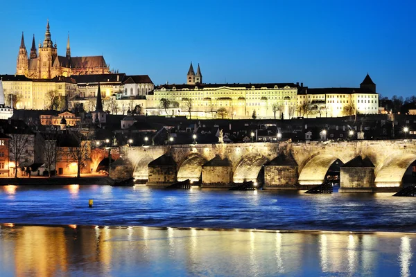 Karlsbrücke und Prager Burg bei Nacht — Stockfoto