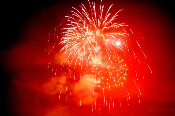 Fuegos artificiales rojos en el cielo nocturno —  Fotos de Stock