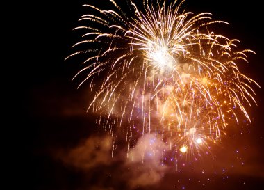 Gece gökyüzünde renkli havai fişekler