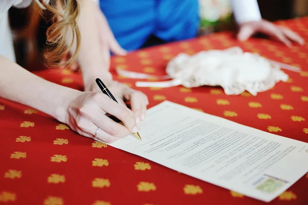 Novia firmando licencia de matrimonio o contrato de boda —  Fotos de Stock