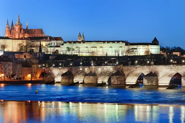 Puente de Carlos y Castillo de Praga por la noche —  Fotos de Stock
