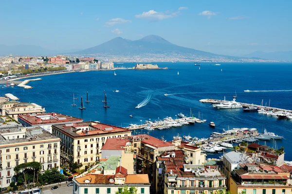 Prachtig panoramisch uitzicht op Napels met vesuvius — Stockfoto