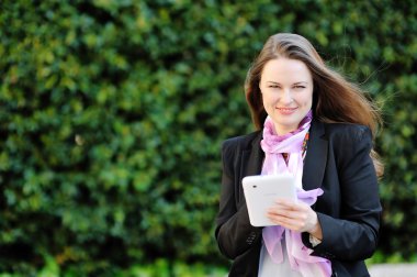 tablet bilgisayar kullanarak gülümseyen güzel kadın