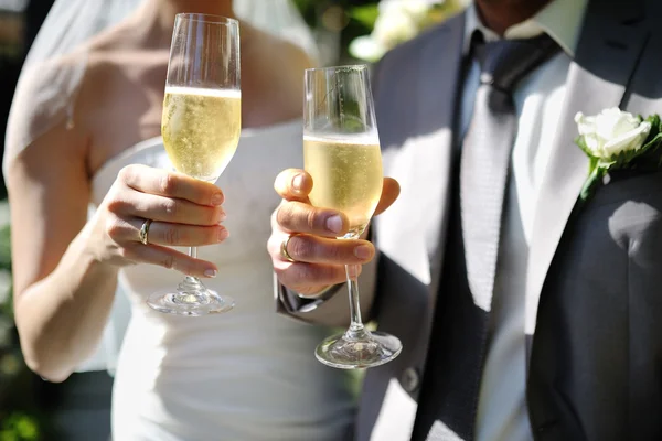 Braut und Bräutigam stoßen mit Champagner an — Stockfoto