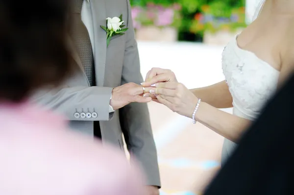 Novia dando el anillo de bodas a su novio — Foto de Stock