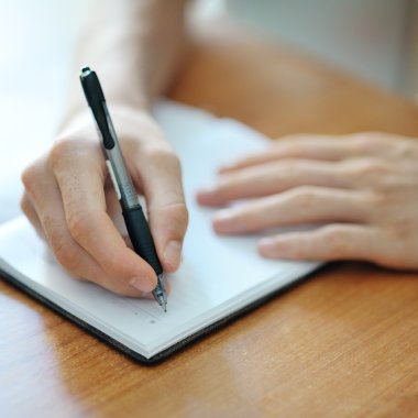 Erkek el üstünde bir defter yazma