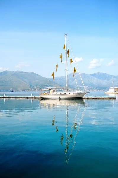 Bellissima barca nel mare di Gaeta, Italia — Foto Stock