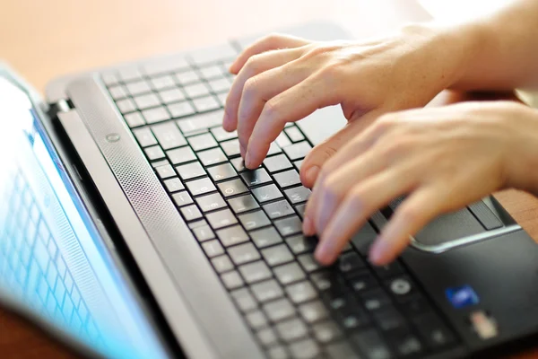 Mãos femininas digitando em um teclado laptop pc — Fotografia de Stock