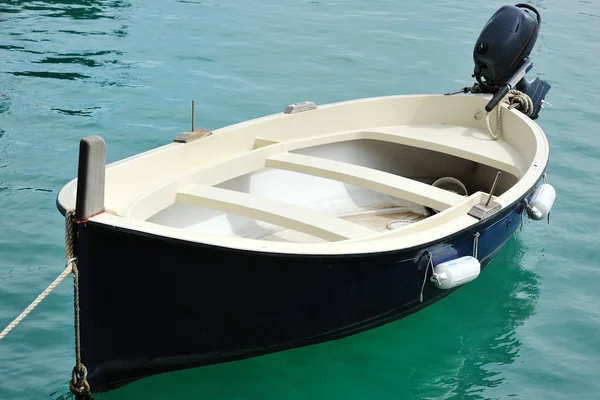 Μικρή βάρκα στο λιμάνι από την πόλη: cetara, ακτή Αμάλφι — Φωτογραφία Αρχείου