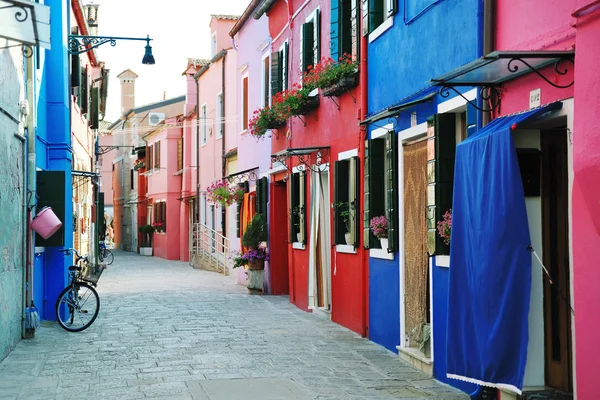 Edifícios coloridos em Burano Island Street, Veneza — Fotografia de Stock