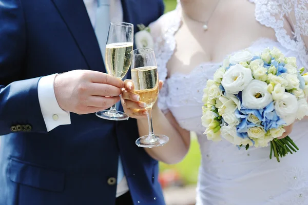 Noiva e noivo fazendo um brinde com champanhe — Fotografia de Stock