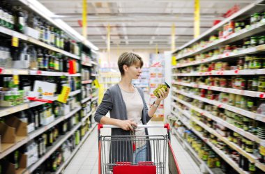 alışveriş ve süpermarkette malları tercih kadın