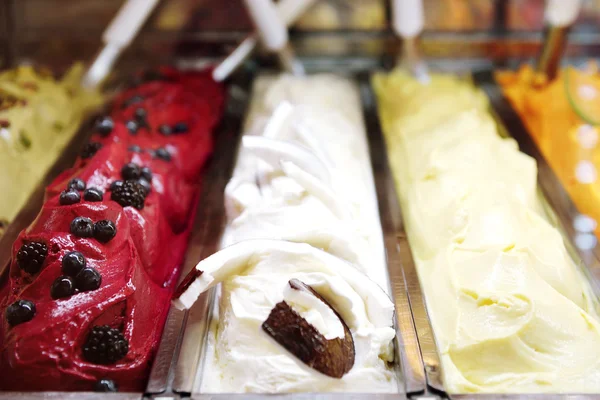 Сладкие вкусные замороженные фрукты мороженое — стоковое фото