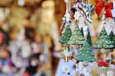 komik yeşil Noel ağacı süsle