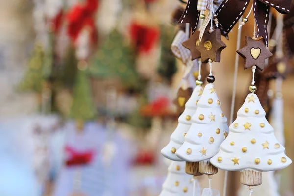 Divertente bianco decorazione dell'albero di Natale, su sfondo altri ornamenti — Foto Stock