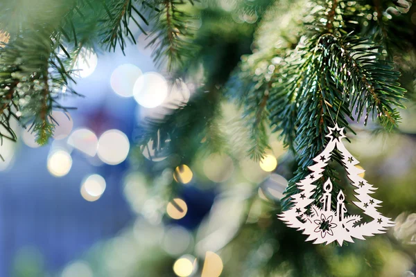 Kerstboom decoratie op heldere vakantie achtergrond — Stockfoto
