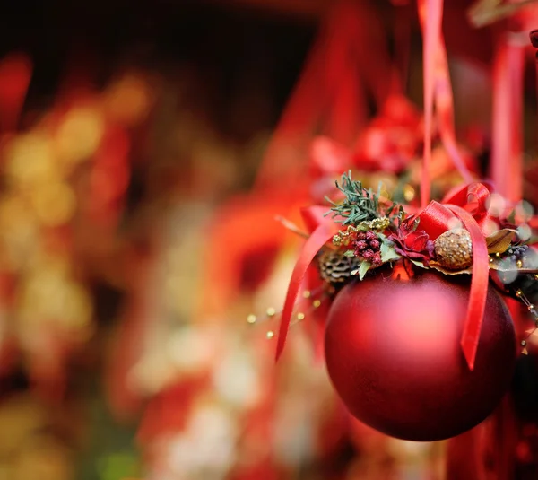 Şerit ve süslemeleri ile Noel ağacı topu — Stok fotoğraf