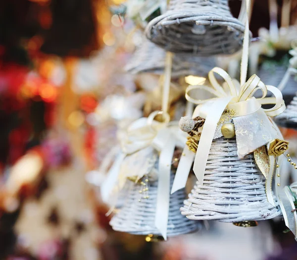 Campana decorazione albero di Natale con nastro — Foto Stock