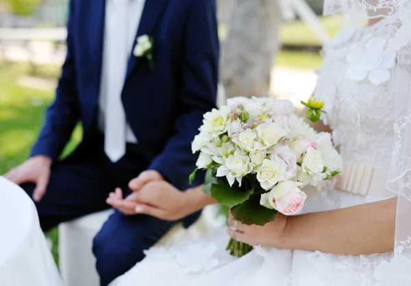 Hermoso ramo de boda en las manos de la novia —  Fotos de Stock