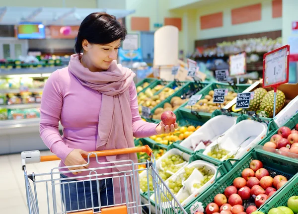 Szép nő, alma, gyümölcs szupermarketben kiválasztása — Stock Fotó